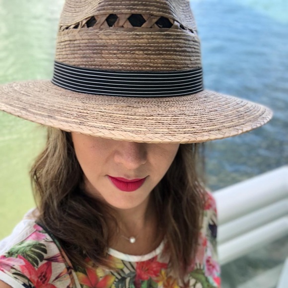 ♥️ Hola! Meet your Posher, Aurora - Picture 3 of 7